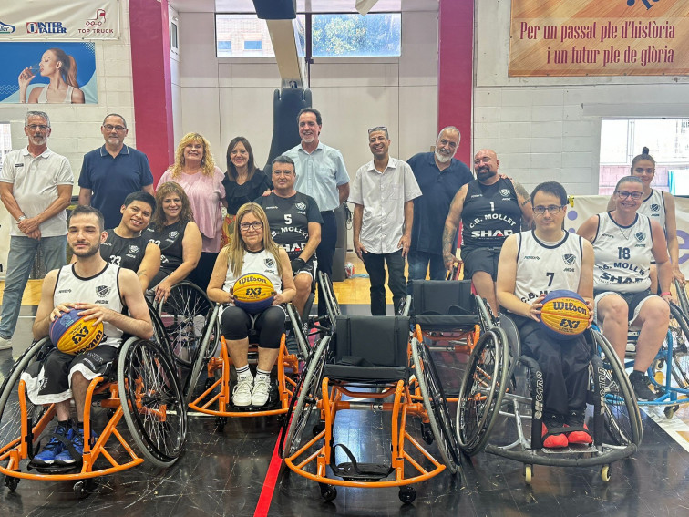 La Fundació ONCE lliura tres cadires de rodes al Club Bàsquet Mollet per a impulsar l'esport inclusiu