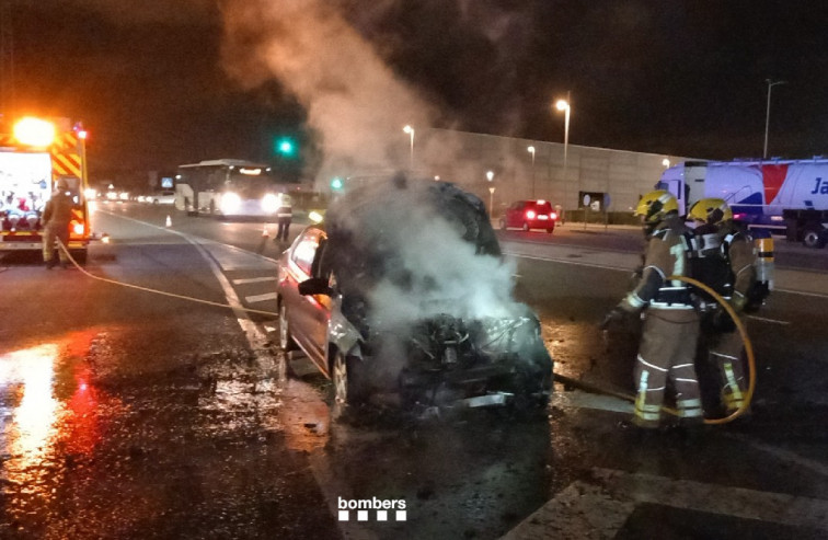 Dos vehicles incendiats al Tarragonès durant la Nit