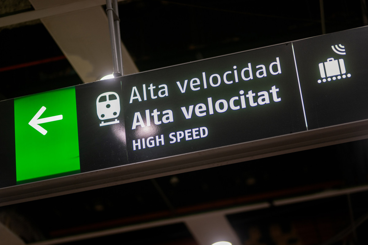 Archivo - Un cartel indica la dirección de los trenes de alta velocidad en la estación de Barcelona-Sants.