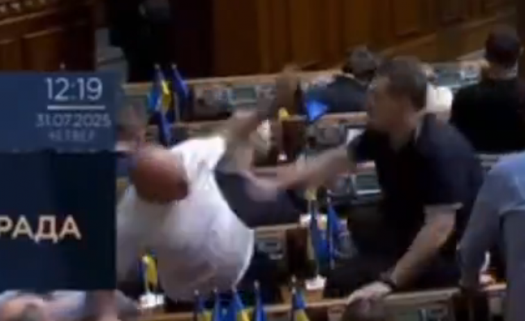 Vídeo: baralla en el Parlament ucraïnès per Llei Anticorrupció