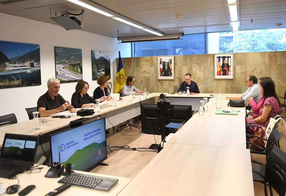 Un instante e la reunión del pacto de Estado para el acuerdo de asociación con la UE.