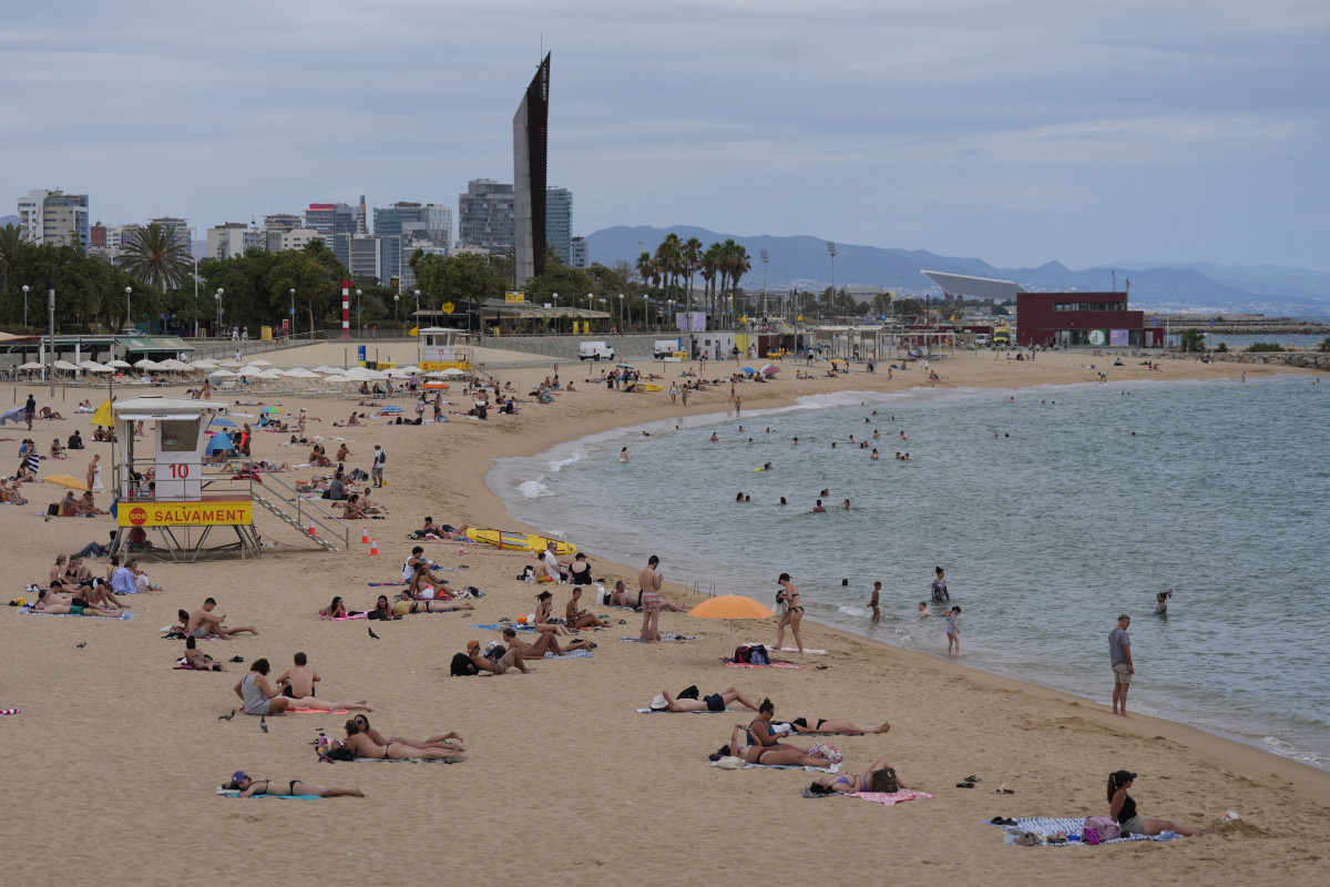 Estación de salvamento en la playa del Bogatell, a 9 de julio de 2025, en Barcelona, Catalunya (España). Desde el 26 de mayo hasta el 11 de septiembre, están en marcha en Barcelona los horarios de