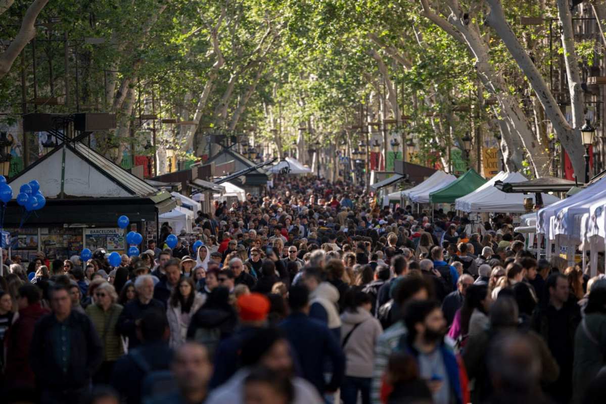 Europapress 5910715 decenas personas rambla dia sant jordi 2024 23 abril 2024 barcelona 1600 1067
