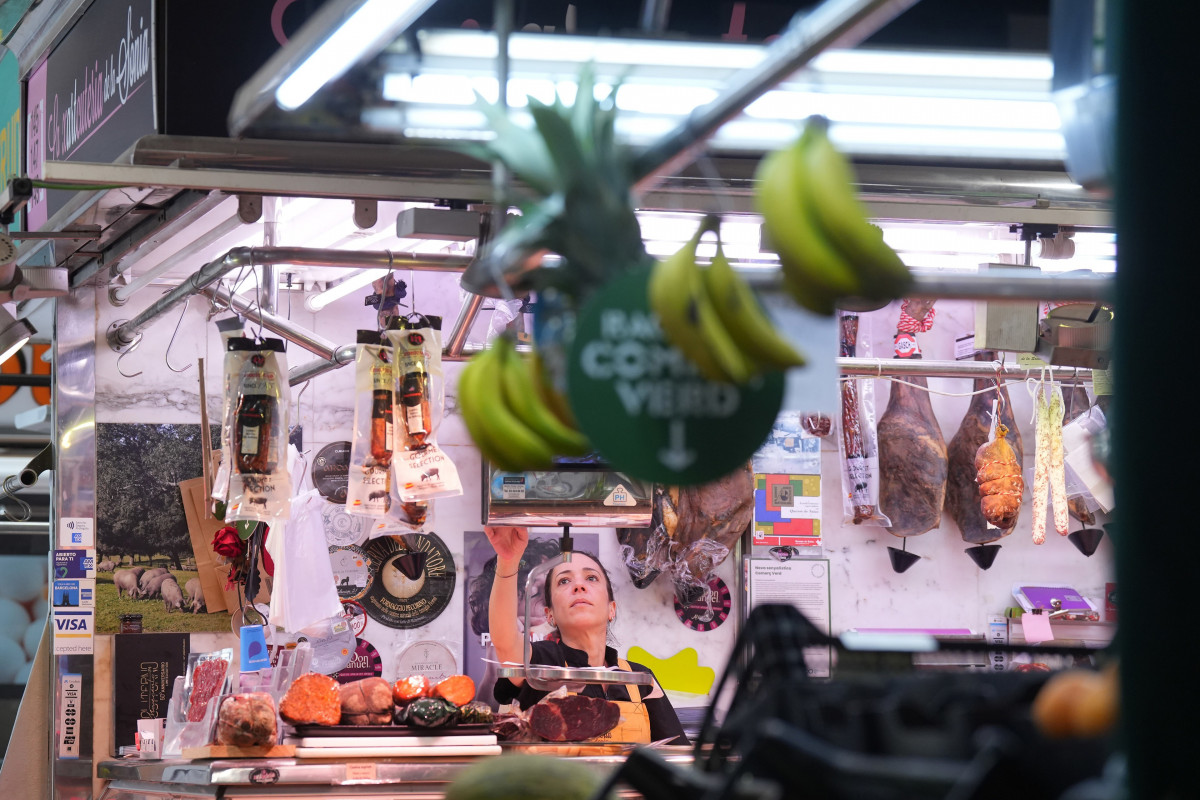 Interior del Mercado de l'Estrella en Barcelona