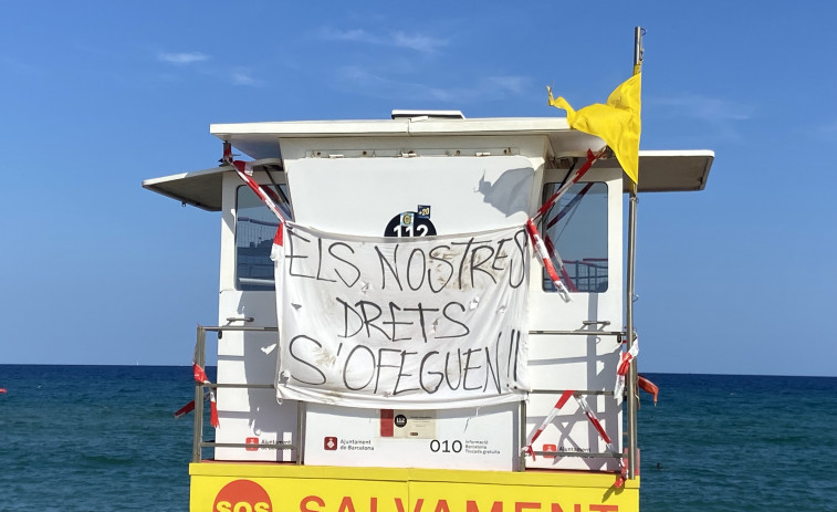 Turistes i ninots de socorristes marquen el primer cap de setmana de vaga a Barcelona