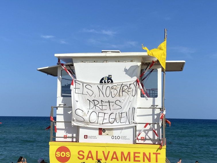 Turistes i ninots de socorristes marquen el primer cap de setmana de vaga a Barcelona