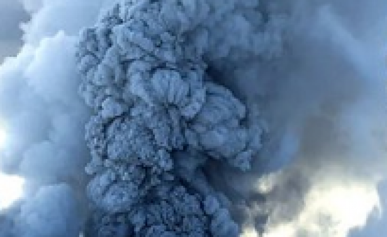 Vídeo:després del gran terratrèmol en Kamchatka, la península es desplaça 2 metres i un volcà adormit per 600 anys entra en erupció