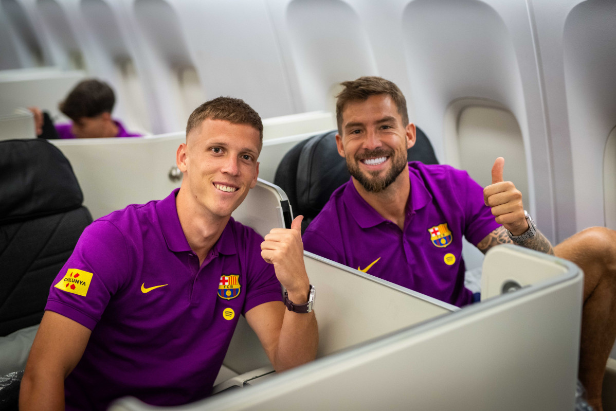 Dani Olmo i Inigo Martinez amb el polo de passeig amb la marca Catalunya