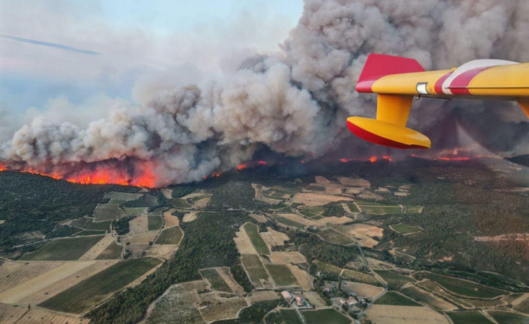 L'incendi d'Aude ja crema 13.000 hectàrees, deixa un mort i aconsegueix la Catalunya Nord