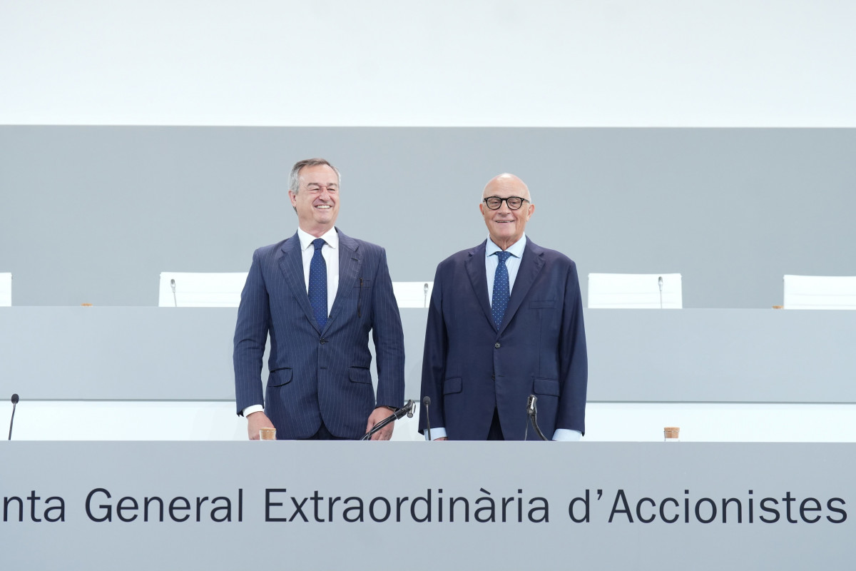 El CEO del Banco Sabadell, César González-Bueno (i), y el presidente del Banco Sabadell, Josep Oliu (d) durante la junta general extraordinaria de accionistas de Banco Sabadell, a 6 de agosto de 202