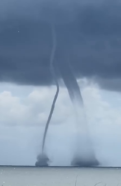 VÍDEO: turistes relaten la seva trobada amb dos tornados marins