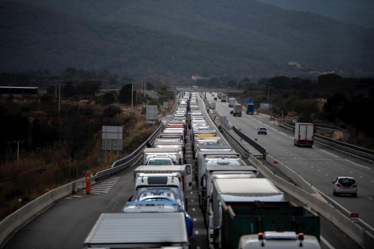 Trànsit restablert en l'autopista A-9 després del greu incendi a Occitània