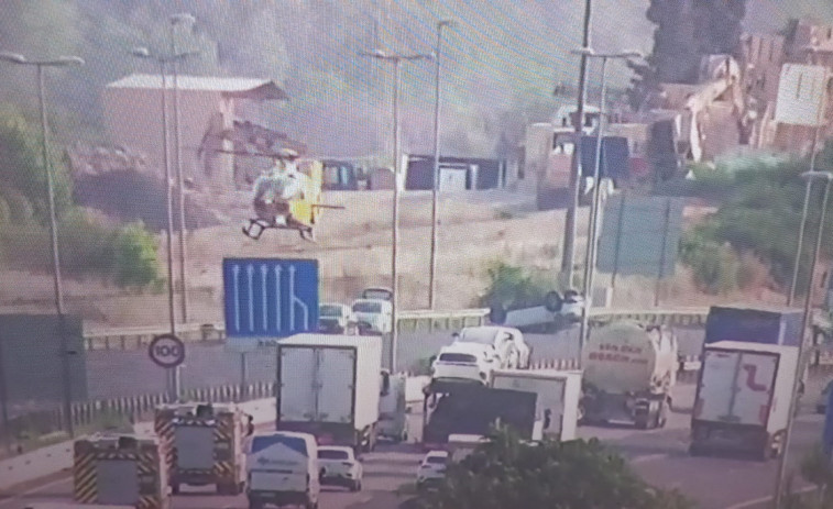 Un helicòpter aterra en la AP-7 a Sant Cugat per a atendre els ferits de turisme bolcat