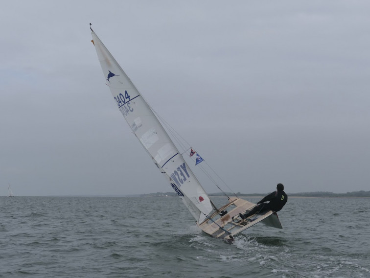 La proesa de Dani A. Pich: un navegant cec completa la volta a l'Illa de Wight en un vaixell sense timó