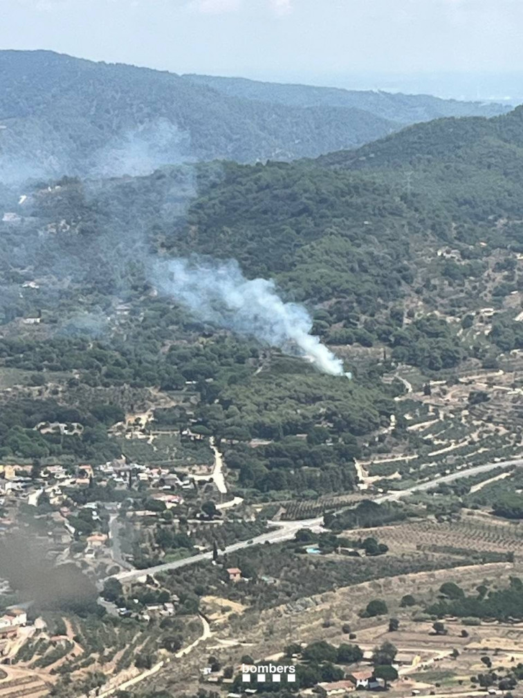 Els Bombers aconsegueixen estabilitzar l'incendi en Les Barqueres després d'una ràpida intervenció