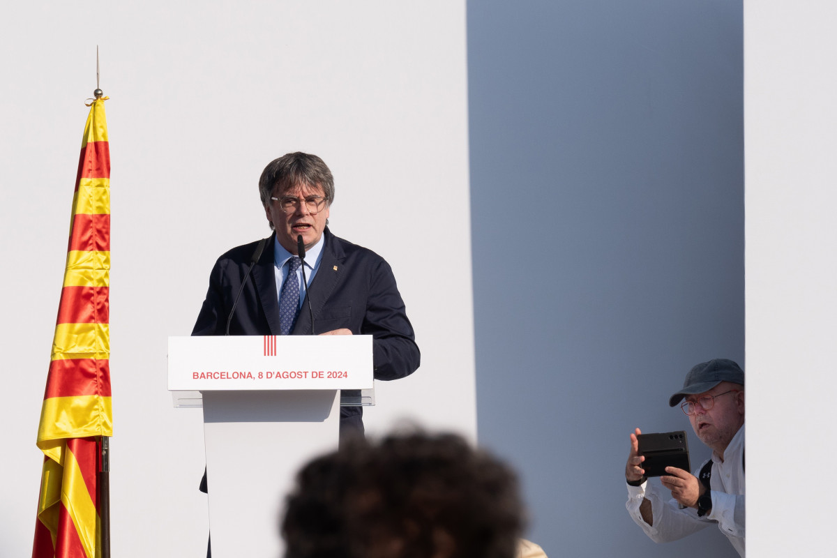Archivo - El expresidente de la Generalitat de Catalunya Carles Puigdemont interviene en un acto de bienvenida organizado por entidades independentistas en el paseo Lluís Companys, a 8 de agosto de 2