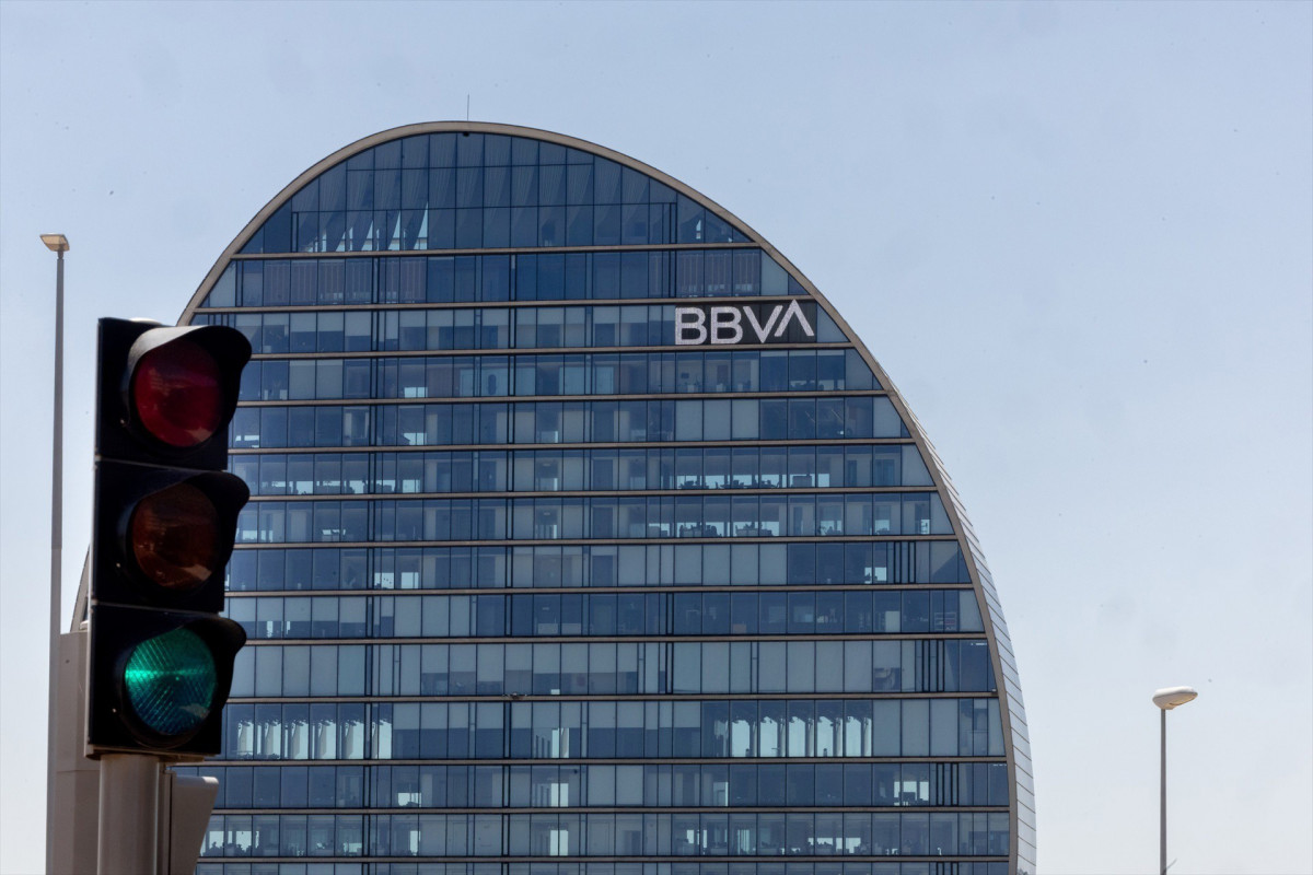 Archivo - (Foto de ARCHIVO) Fachada de la sede de BBVA, a 31 de julio de 2024, en Madrid (España).