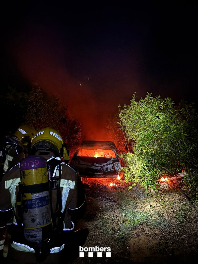 Set vehicles calcinats en una sèrie d'incendis a Catalunya