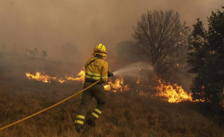 L'incendi de Lleó penetra en Les Medul·les i obliga al desallotjament de més de 700 persones