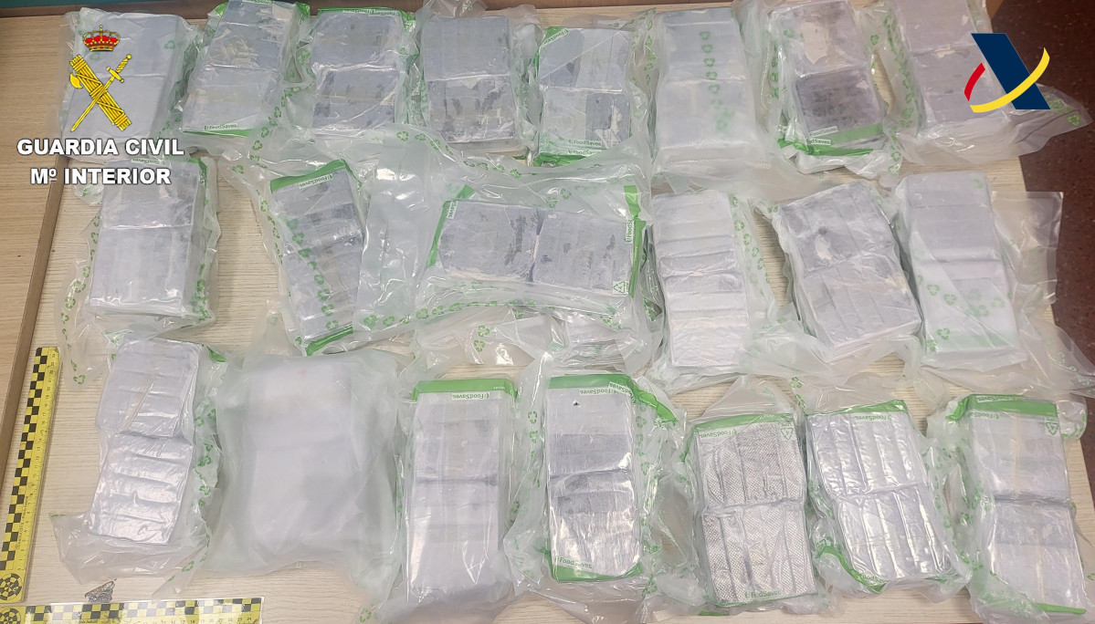 Paquetes de hachís localizados en el interior de dos maletas en el Aeropuerto de Barcelona