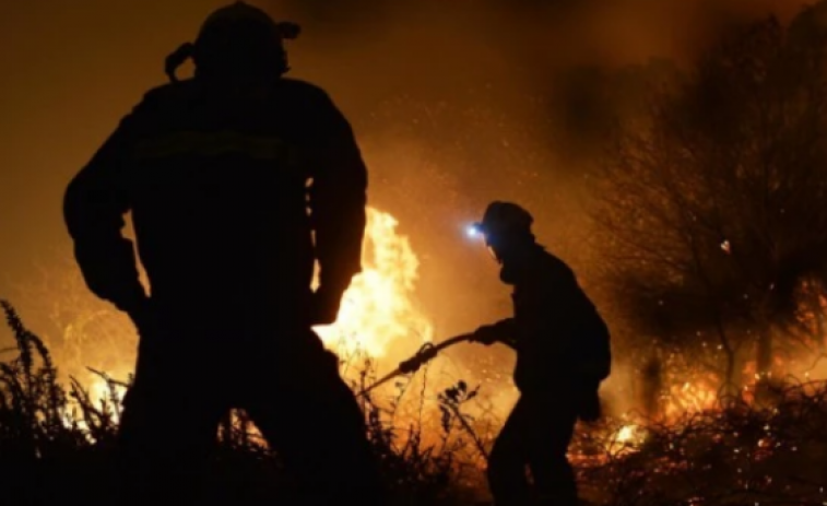 Controlen un flanc de l'incendi de les Medul·les, però el vent amenaça a noves localitats