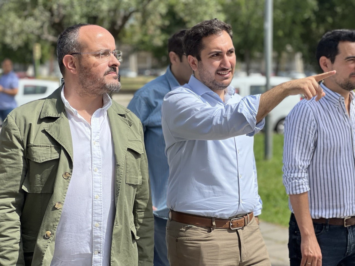 Archivo - El presidente del PP catalán, Alejandro Fernández, y el del PP de Mataró, Cristian Escribano, a 14 de junio de 2022. Foto de archivo