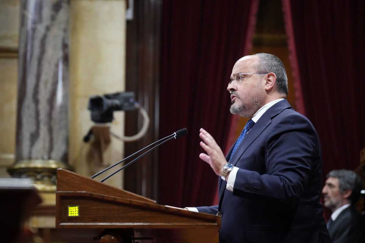 El presidente del PP de Catalunya, Alejandro Fernández, durante una sesión plenaria en el Parlament.