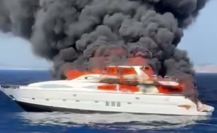 VÍDEO: un iot de luxe a Espanya s'enfonsa després d'un incendi incontrolable