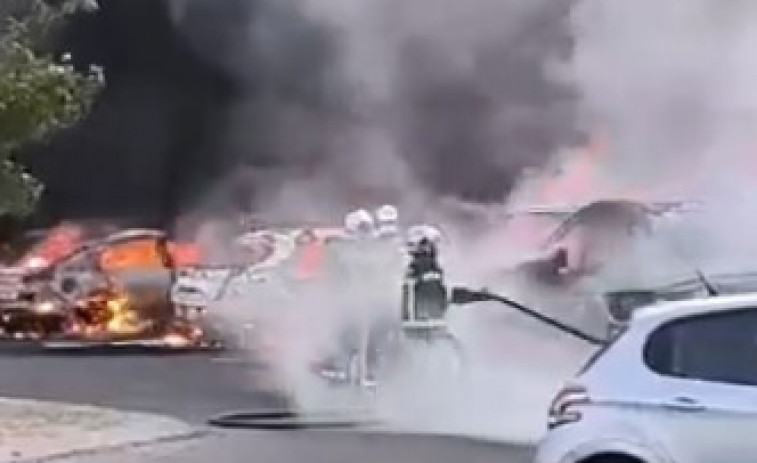 VÍDEO: 10 cotxes calcinats en un incendi en el pàrquing