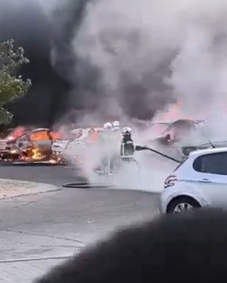 VÍDEO: 10 cotxes calcinats en un incendi en el pàrquing