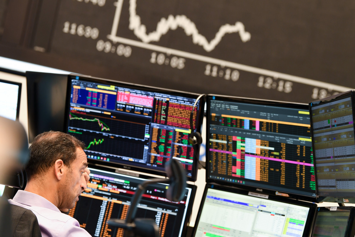 EuropaPress 3446567 28 october 2020 hessen frankfurt main stock trader observes his monitors on