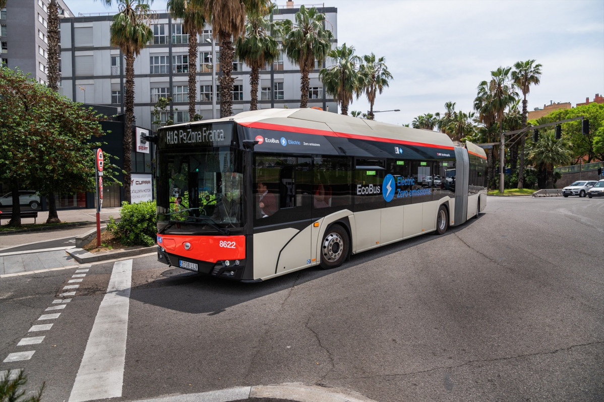EuropaPress 4338125 vehiculos electricos flota transports metropolitans barcelona tmb