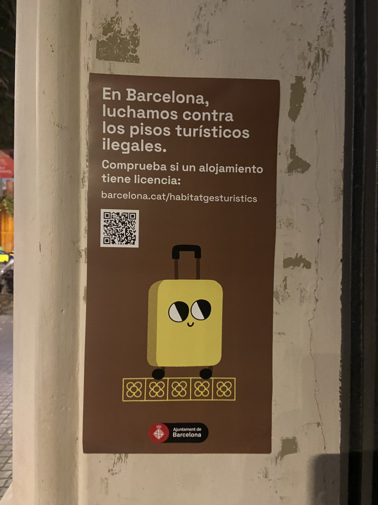 Cartells amb QR en els portals: la nova eina de Barcelona per a denunciar pisos turístics il·legals