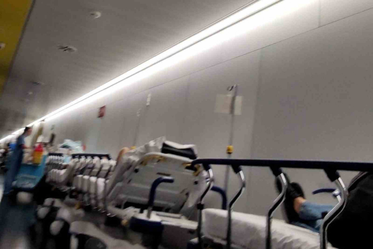 Pacientes en los pasillos del Hospital del Mar    @UrgenPSMar