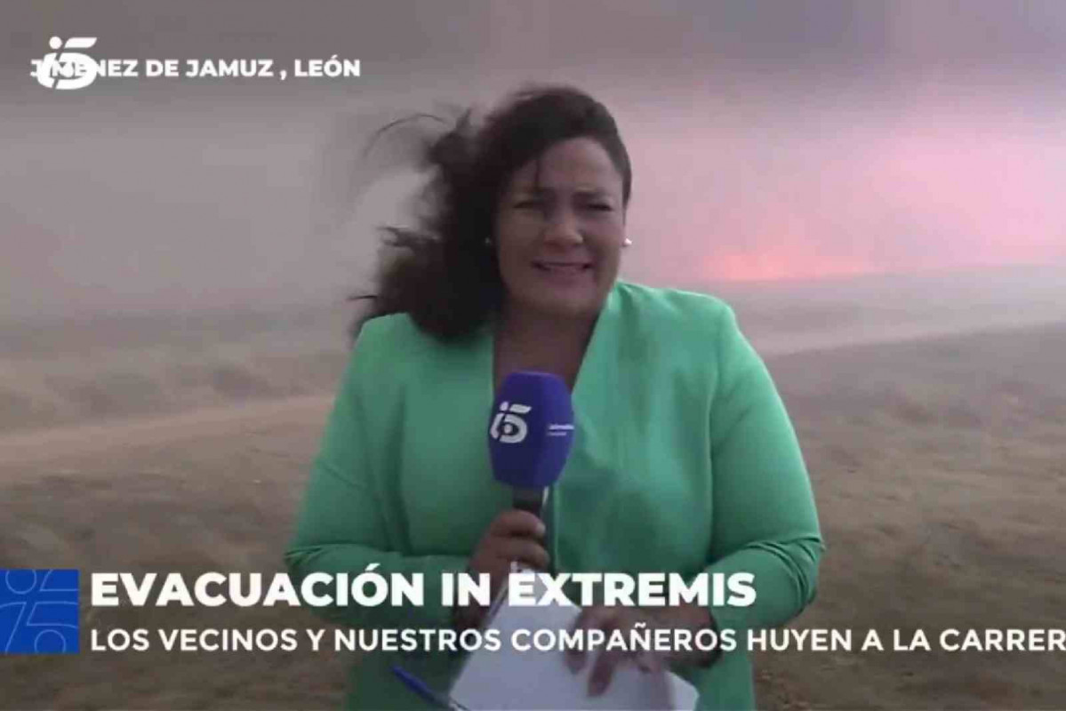 Reportera de Telecinco haciendo un directo poco antes de huir por las llamas