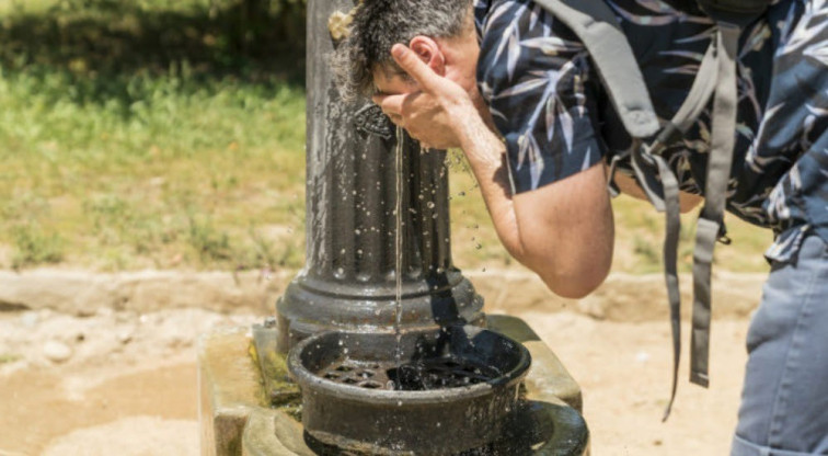 La capital catalana intensifica els protocols de protecció davant la calor i el risc extrem d'incendis