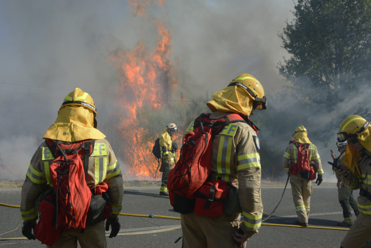 Espanya mobilitza recursos sense precedents per a controlar 19 incendis actius i rep suport internacional