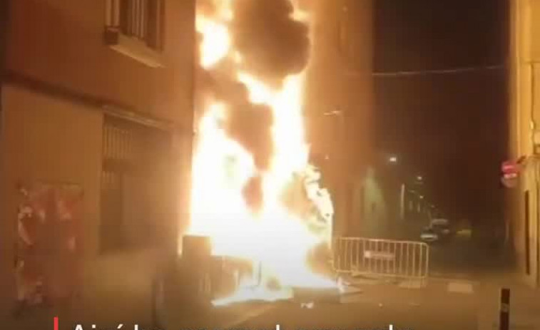 Un incendi al carrer Verdi crema els preparatius de la festa major de Gràcia