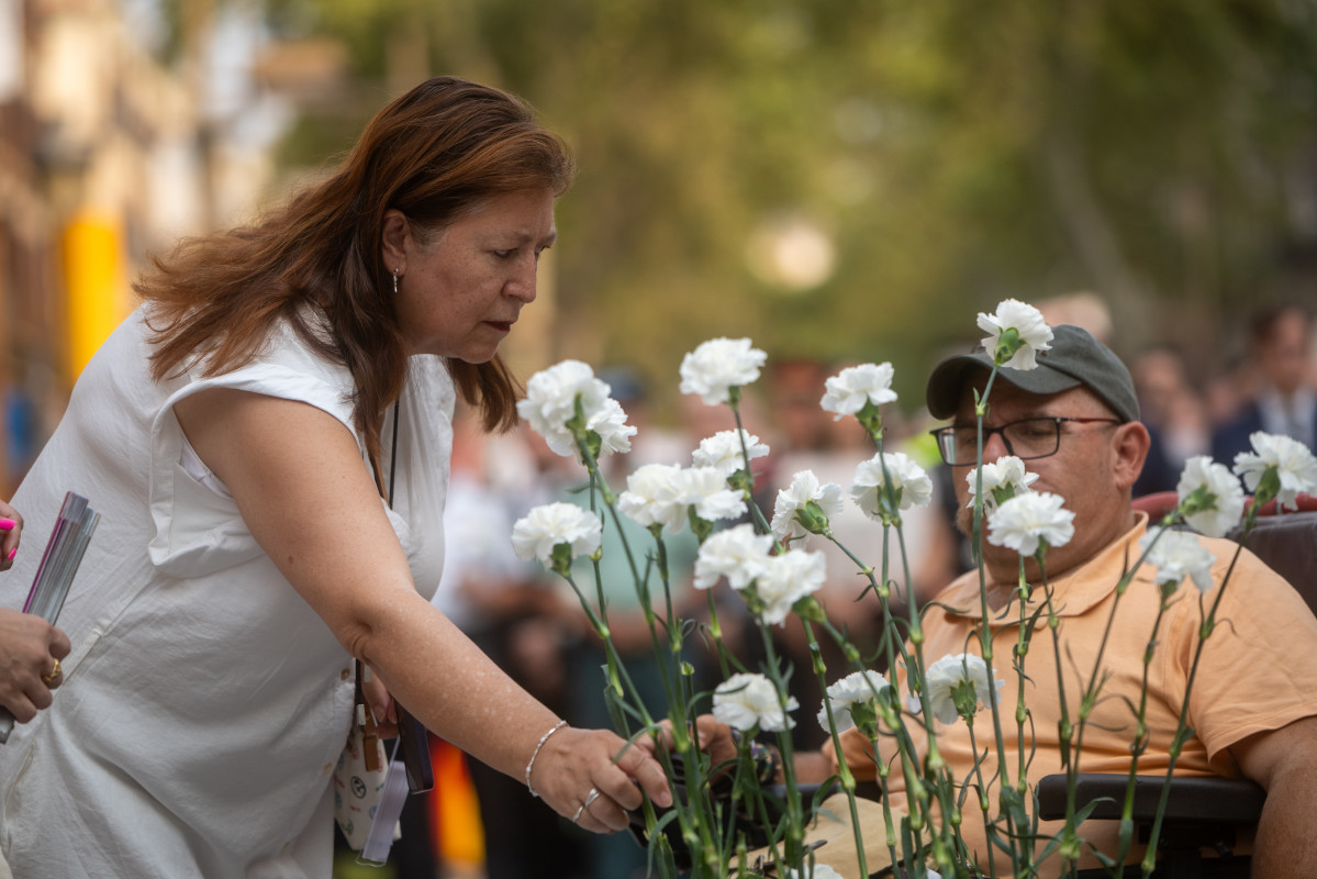 EuropaPress 6904407 victimas familiares politicos depositan claveles homenaje victimas atentado (1)