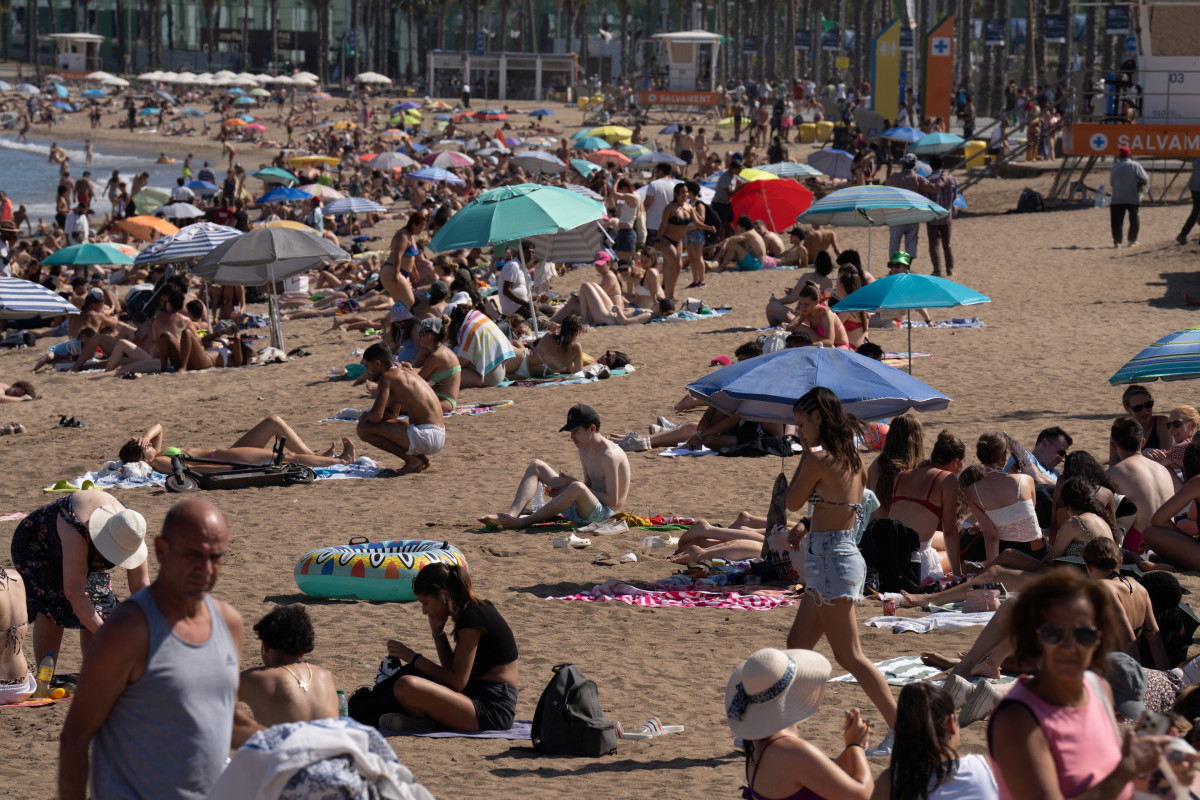 Archivo - Arxiu - Diverses persones a la platja, a 17 de juliol de 2024, a Barcelona, Catalunya (Espanya)