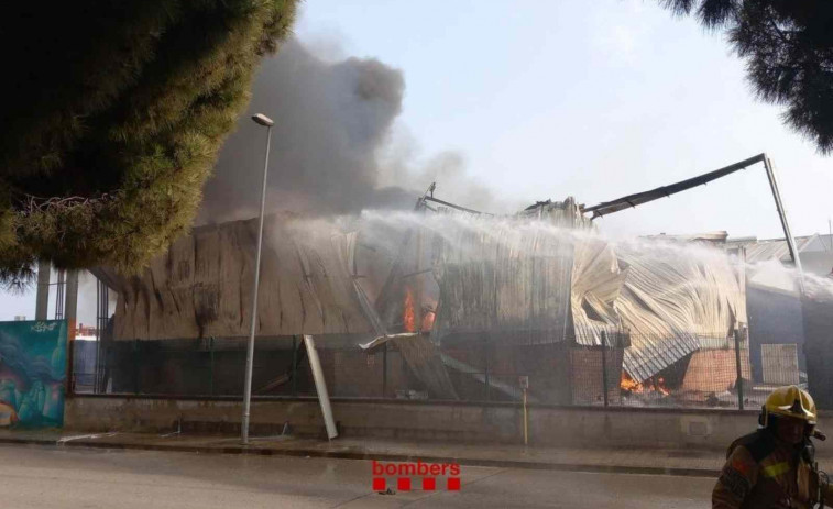 Gran incendi en una nau industrial a Lliçà de Vall: 178 trucades al 112 i columna de fum visible