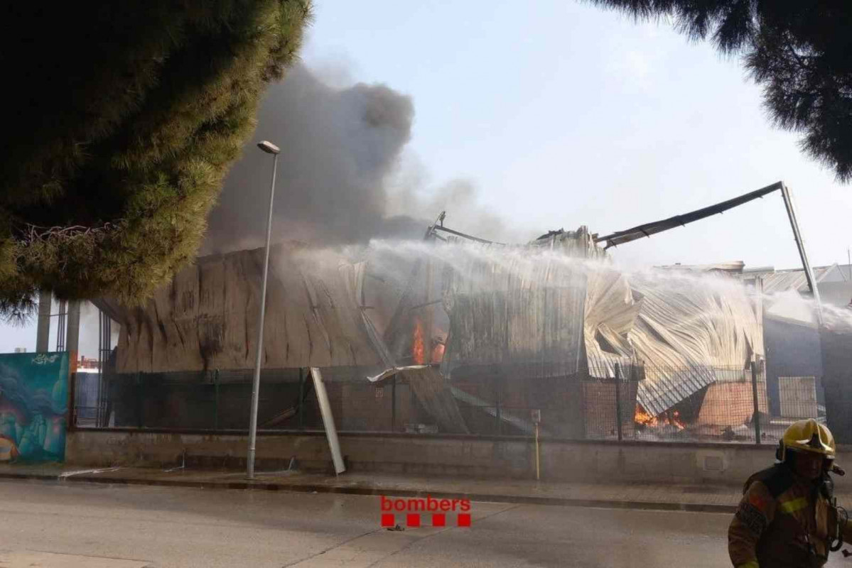 Incendio en una nave industrial en Lliçà de Vall (Barcelona)   BOMBERS DE LA GENERALITAT