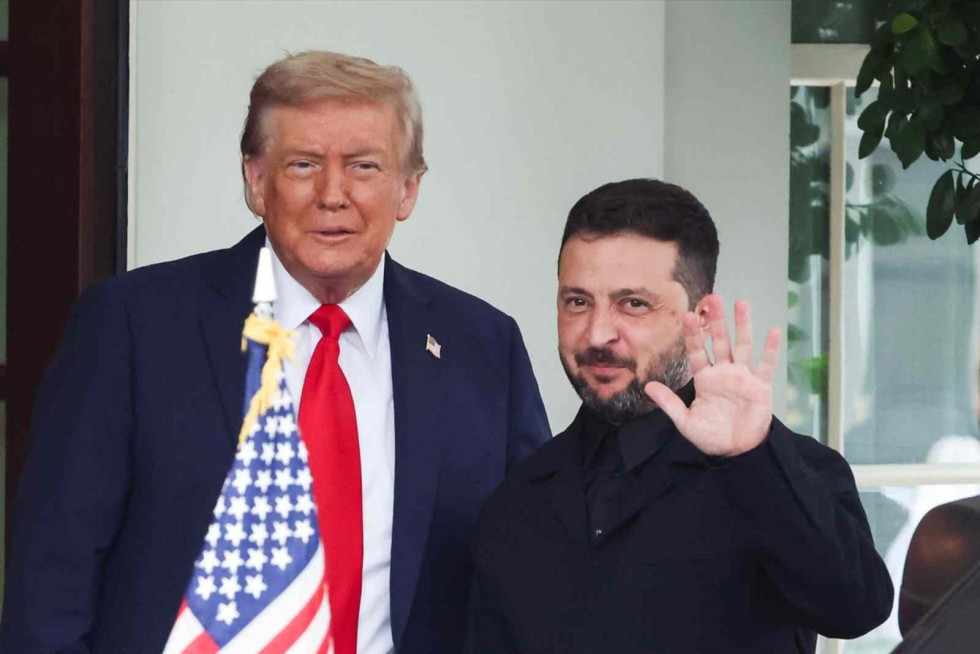 18 de agosto de 2025, EE. UU., Washington El presidente estadounidense, Donald Trump (izq.), recibe al presidente ucraniano, Volodímir Zelenski, en el exterior del Ala Oeste de la Casa Blanca, ant