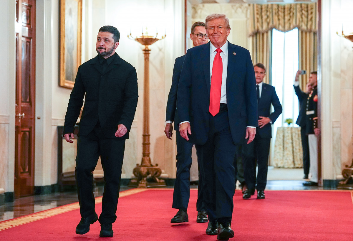 WASHINGTON (United States), 18/08/2025.- United States President Donald J Trump leads European Leaders through the Cross Hall of the White House in Washington, DC, USA, 18 August 2025. European Leader