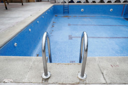 Cierre temporal de la piscina interior del Complex Esportiu La Vila por mantenimiento urgente