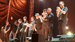El ritmo de Coque Malla y la energía de Triple Pulse cierran la Festa Major de Martorell
