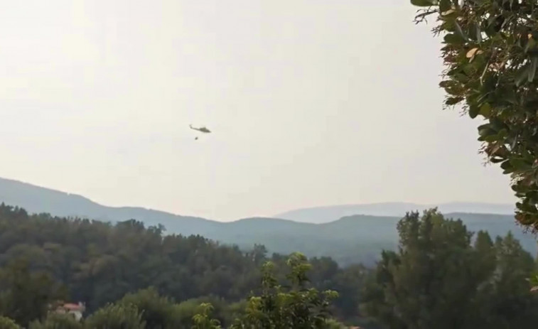 VÍDEO | Un helicòpter recull aigua del riu Jerte en plena batalla contra el megaincendi