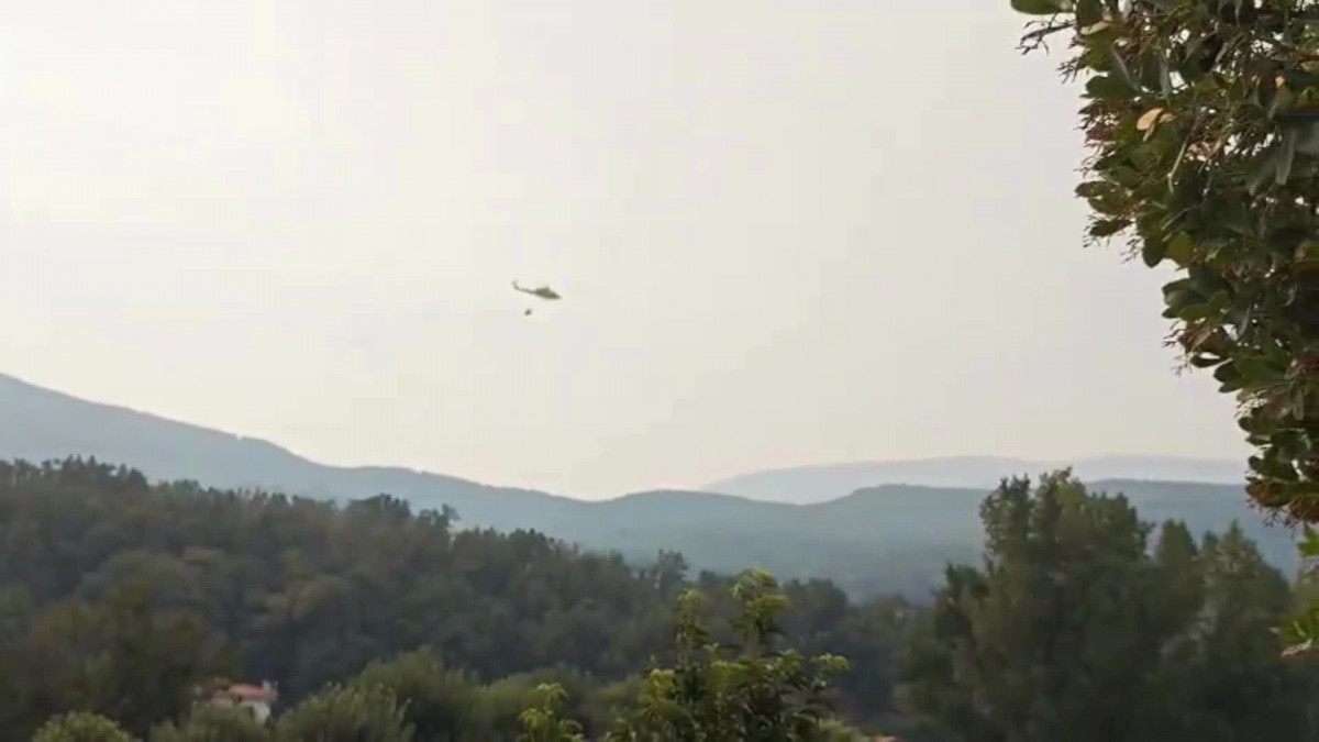 Helicóptero de emergencias cogiendo agua del río Jerte para apagar el incendio (2)