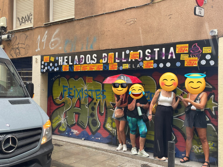 Vandalitzen la gelateria de Gràcia acusada de catalanofòbia: pintades, insults i amenaces