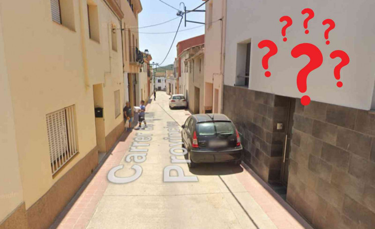El curiós carrer de les Dues Províncies: en un costat està Barcelona i a l'altre Tarragona